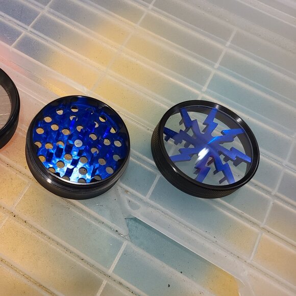 Aluminum spice grinder - Picture 3 of 5